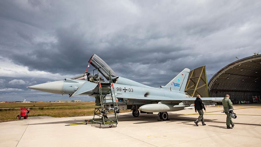 Bild 03_Eurofighter_vor_dem_Hangar